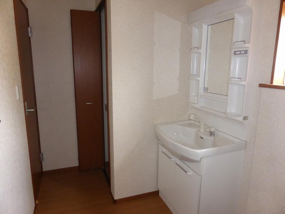 Wash basin, toilet. Convenient shower dresser in the morning Shan