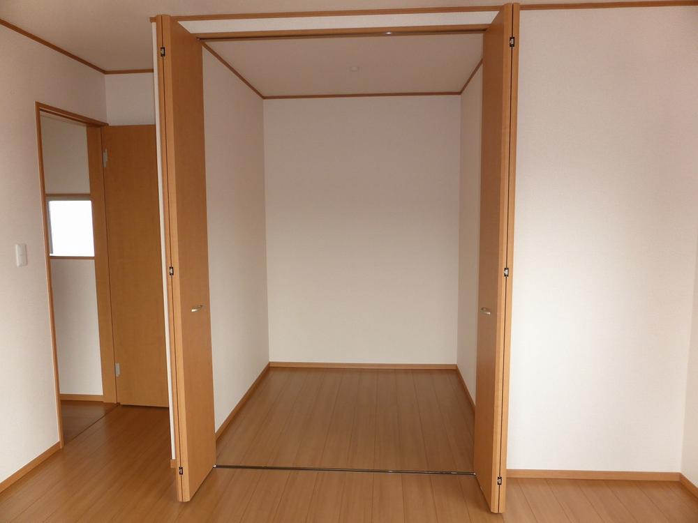 Receipt. 2013.9.2 shooting. Walk-in closet storage enhancement! spacious, You can stored securely. 
