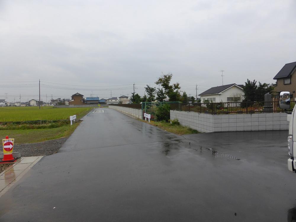 Local photos, including front road. local, Frontal road. 