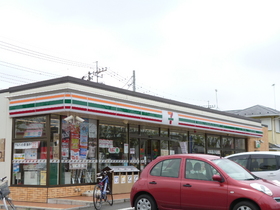 Convenience store. 800m to Seven-Eleven (convenience store)