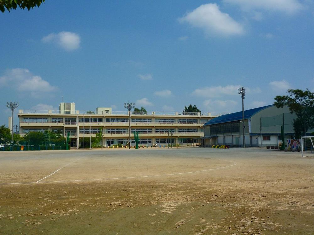 Primary school. Kazo Municipal Reicha to elementary school 450m