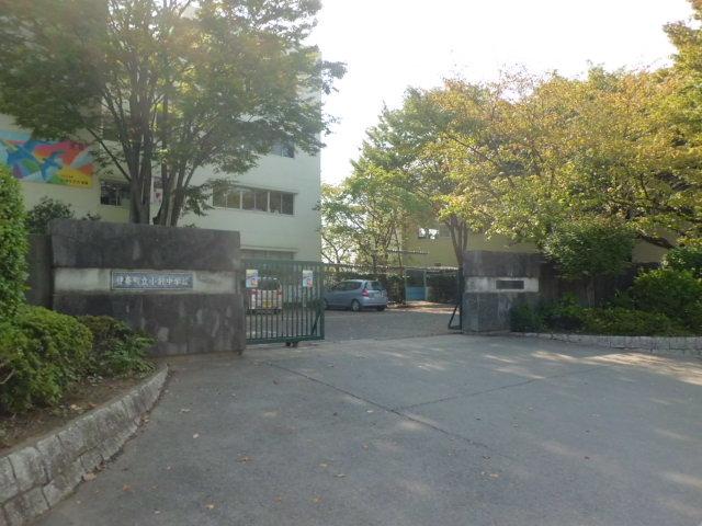 Junior high school. Ina until Municipal Kobari junior high school is the west entrance near the 1550m Hanuki Station.  March more than 200 people the number of new students from 2010, Whole school number of students were also more than 700 people. 