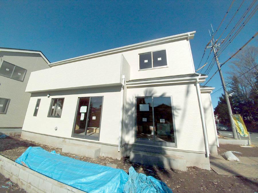 Local photos, including front road. We offer the same use the finished model house of this property. Please feel free to contact us.