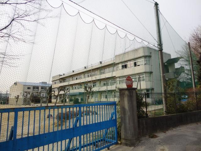 Primary school. Ina-machi 179m to stand Komuro elementary school