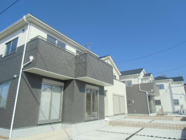 Local appearance photo. All six buildings, Over which it was imposing completed! 