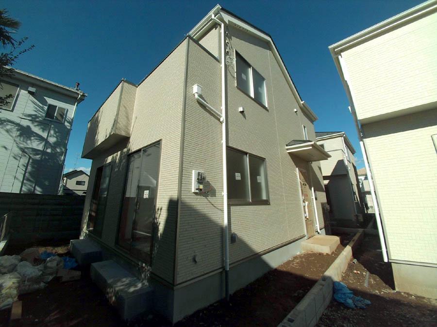 Local photos, including front road. We offer the same use the finished model house of this property. Please feel free to contact us.