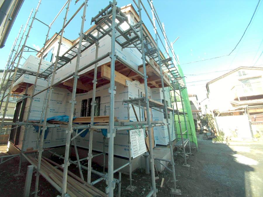 Local photos, including front road. We offer the same use the finished model house of this property. Please feel free to contact us. 