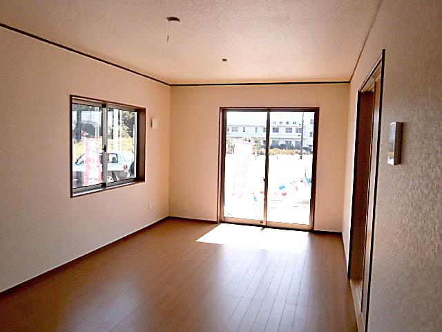 Living. Was building completed. Such as the actual image from per yang, We have to wait all the time so you can see directly. 