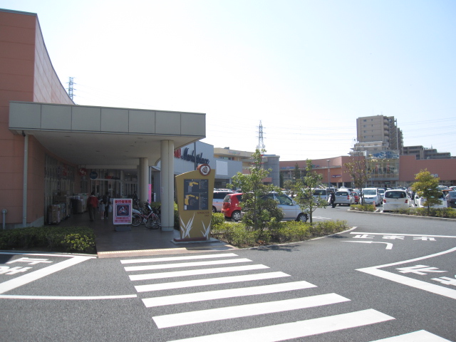 Shopping centre. Unikusu Konosu until the (shopping center) 1700m