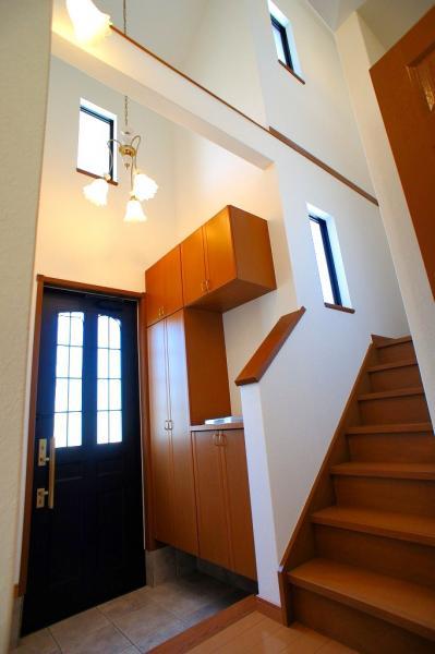 Entrance. There is a feeling of opening since and has a foyer upper atrium!