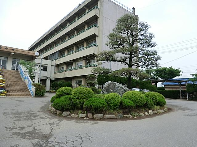 Junior high school. Sugito stand Sugito until junior high school 950m