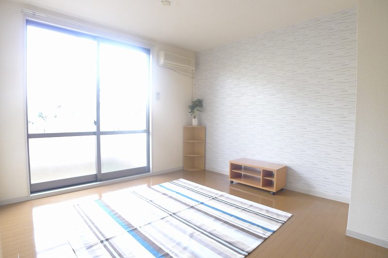 Living and room. ※ Model is room.