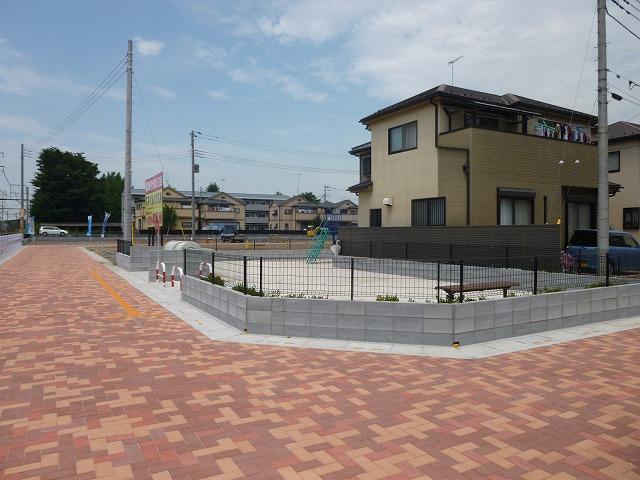 Local photos, including front road. Local (July 2013) Shooting There is also a park in the subdivision.  All building, Exterior construction is & planted 栽込. 
