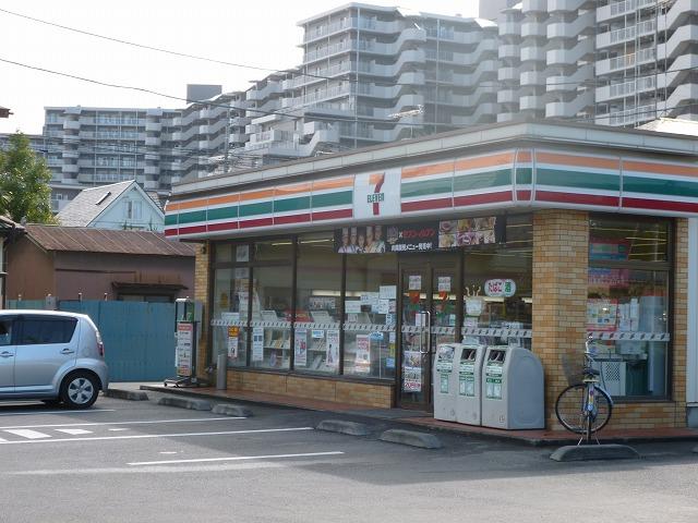 Convenience store. It is something useful because 100m convenience store is close to Seven-Eleven. 