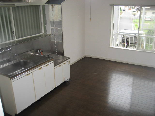 Kitchen. Also gas stove 2-neck Allowed dining table