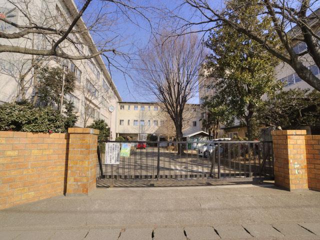 Junior high school. It is the location of the 1000m walk about 13 minutes to the east junior high school. 