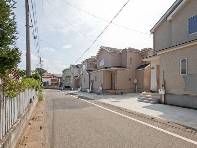 Local photos, including front road.  ■ Front road is also relaxed some 5m! 