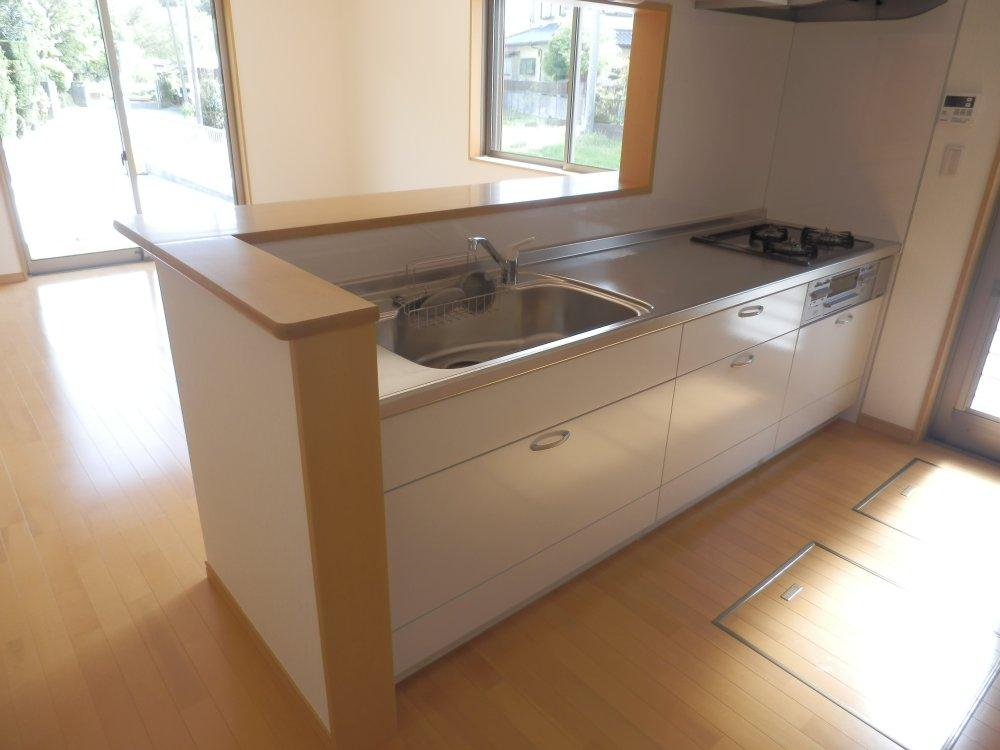 Kitchen. Face-to-face kitchen can feel your family close Indoor (April 2013) Shooting