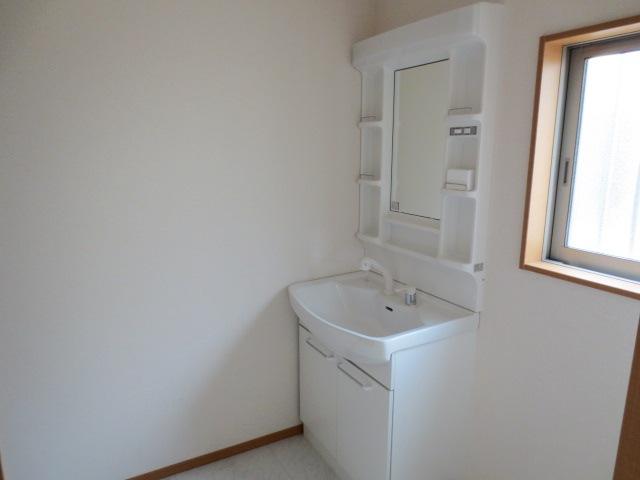 Wash basin, toilet. Indoor (09 May 2013) Shooting 1 Building