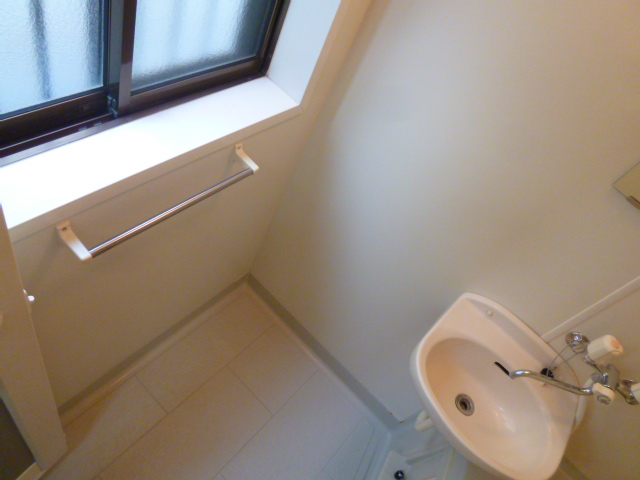 Bath. ■ ■ Ventilation also safe because the window in the bathroom is lucky ■ ■