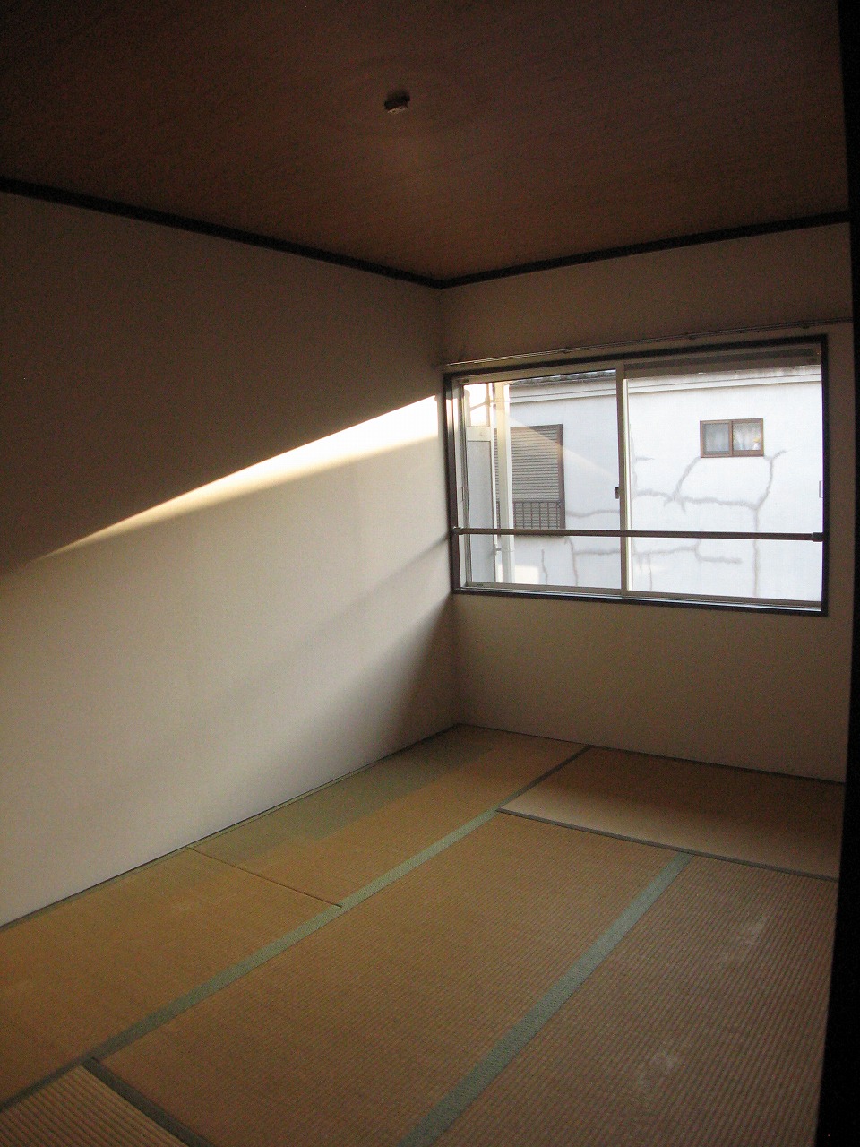 Other room space. Intimate Japanese-style room is 6 Pledge