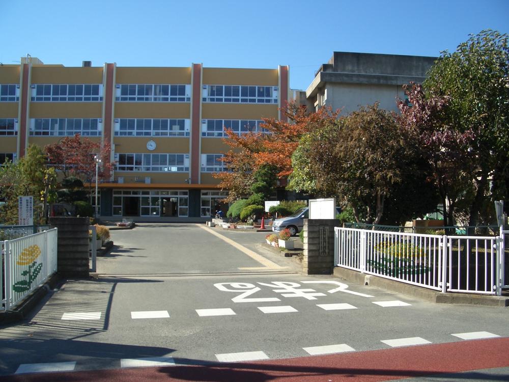 Primary school. Kitamoto until Nishi Elementary School 390m  A 5-minute walk. Peace of mind even at this distance if freshman