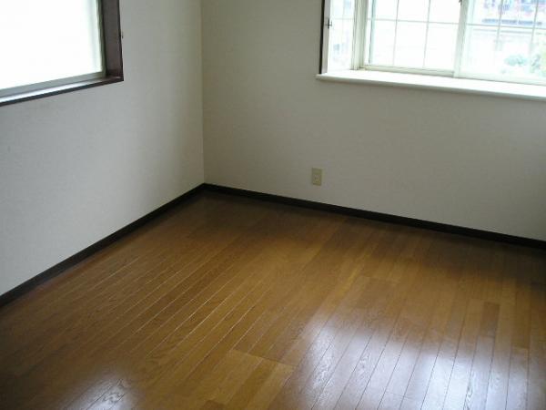 Non-living room. Bright second floor Western-style