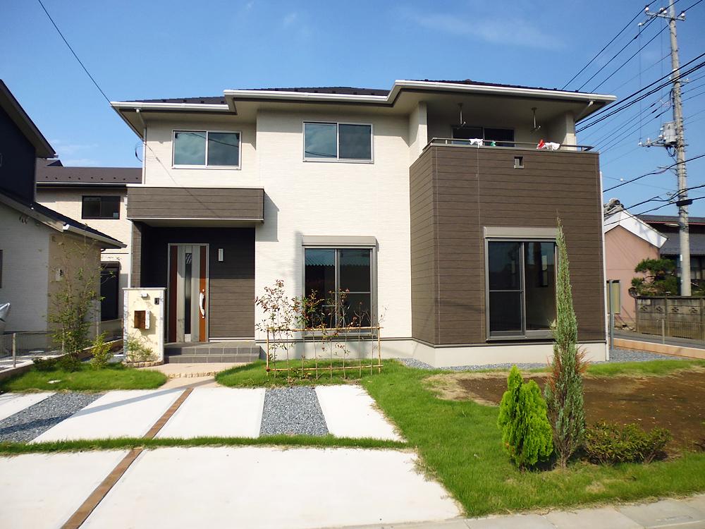 Local appearance photo. House clearing the more than 100% energy saving achievement rate in the top runner standard (all rooms pair glass, kitchen ・ Bathroom with shower water-saving type, Fluorescent lighting use, etc.) / L Building (September 2013 shooting)