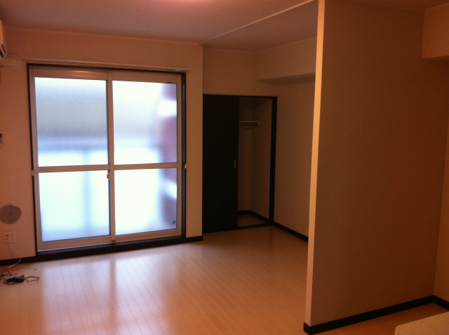 Other room space. I'm sorry there is no reflected in the beautiful photo. Broad Western-style.