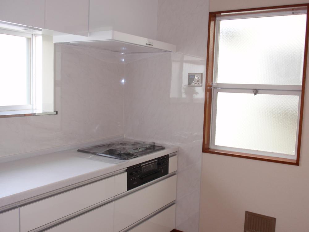 Kitchen. Renovation completed ☆ You can immediately move in the pre-reform.  ☆ The kitchen is easy to use even large satisfied with the system kitchen of new ☆ Each room there is stored securely.