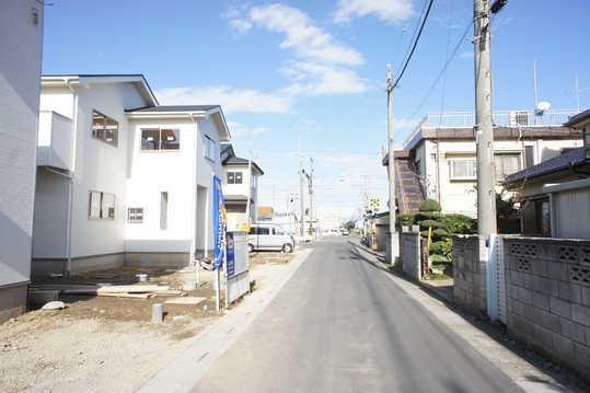 Local photos, including front road. Frontal road