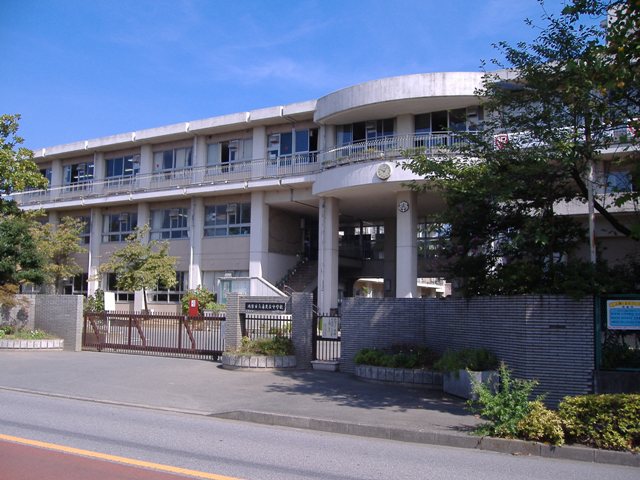 Junior high school. Kounosu Municipal Akamidai junior high school (junior high school) up to 824m