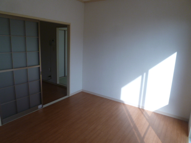 Other room space.  ■ Sunny ■ 