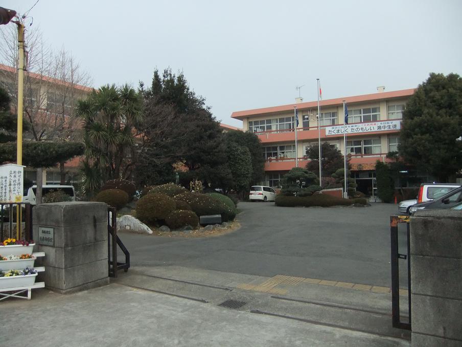 Junior high school. Konosu to stand Kounosu junior high school 502m "strongly, Reliable is the slogan of the junior high school is to foster student ". Environment located in the heart of Bunkyo district is good.
