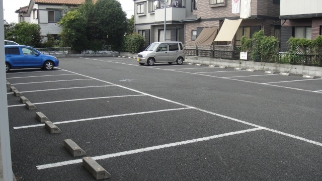 Parking lot. Parking is a monthly 5.980 yen.