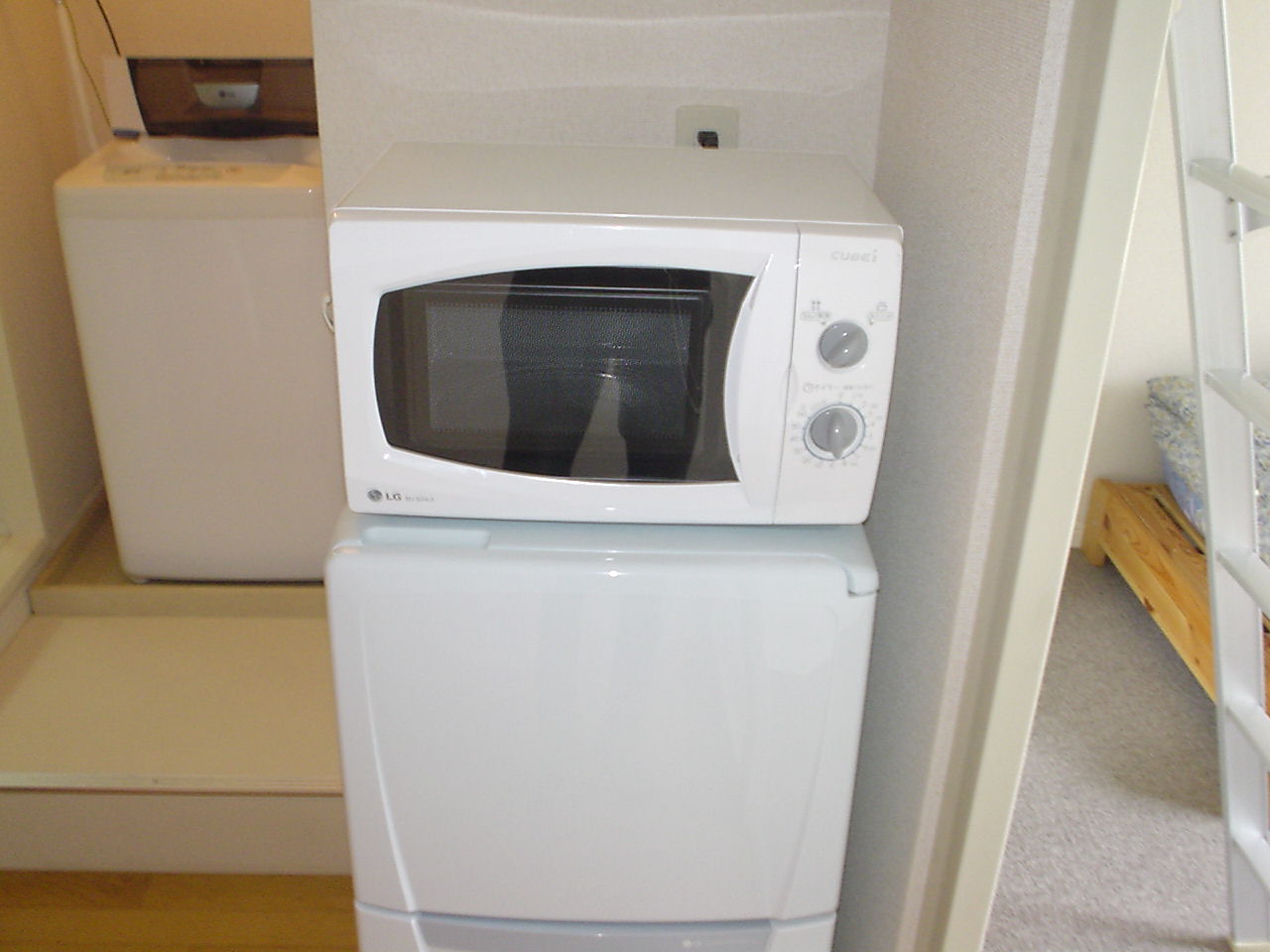 Other. microwave ・ Also it comes with a refrigerator.