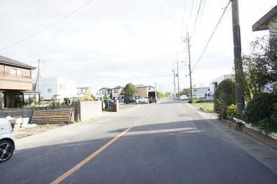 Local photos, including front road. Frontal road