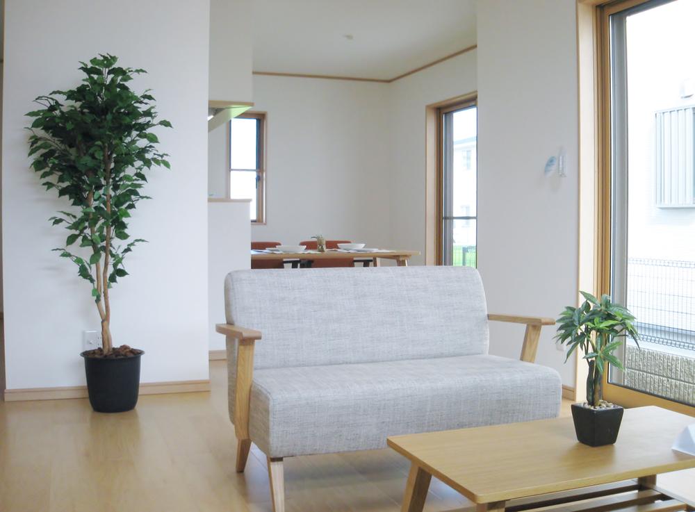 Living. (3) Building living ・ Spacious space also become about 20 Pledge Together with dining dining kitchen 10 Pledge. 