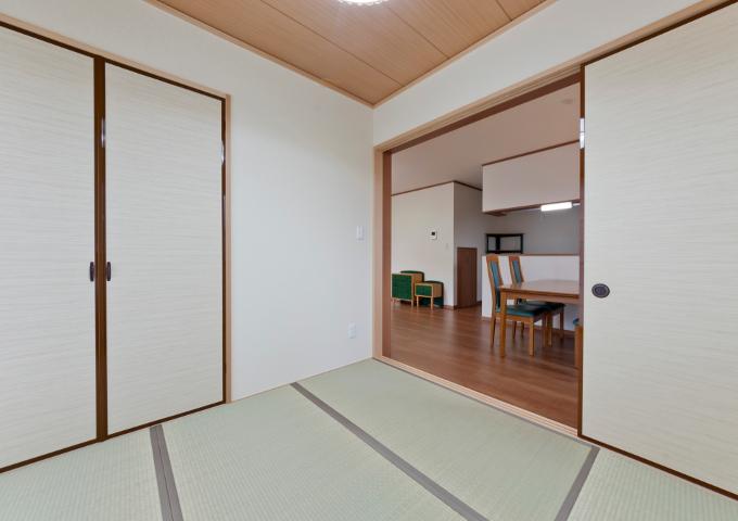 Non-living room. (9) Building Japanese-style room It becomes a floor plan that eye can reach even from the kitchen. 