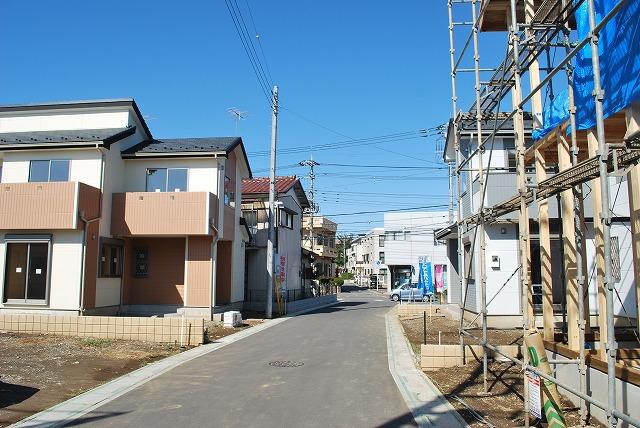Local photos, including front road. Location of a 10-minute walk from JR Kōnosu Station It is new construction sale of all 11 compartments.  Exterior construction, Included planting