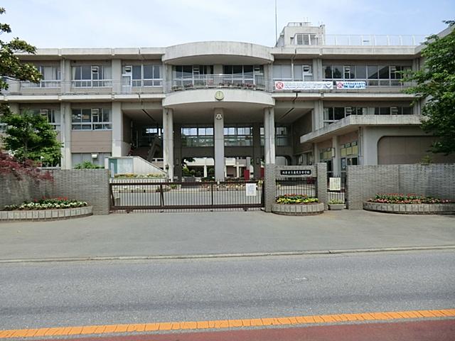 Junior high school. Kounosu Municipal Akamidai until junior high school 550m