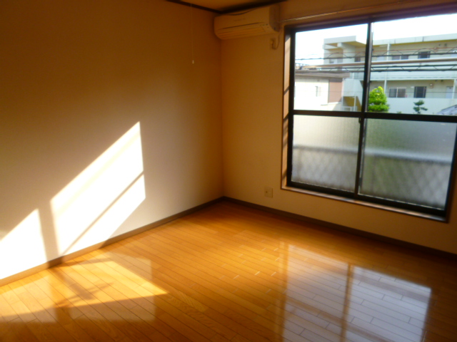 Other room space. ■ ■ Whopping with air conditioning ■ ■