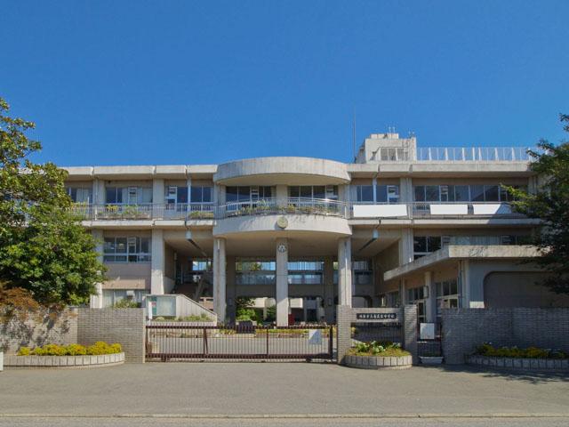 Junior high school. Kounosu Municipal Akamidai until junior high school 515m