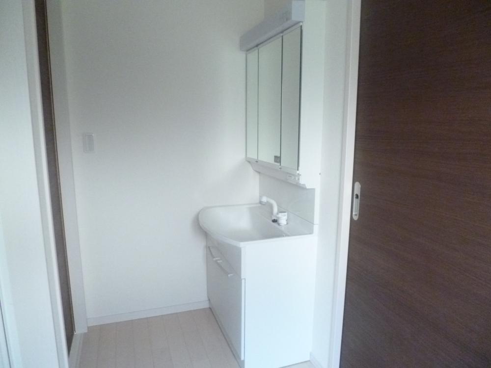 Wash basin, toilet