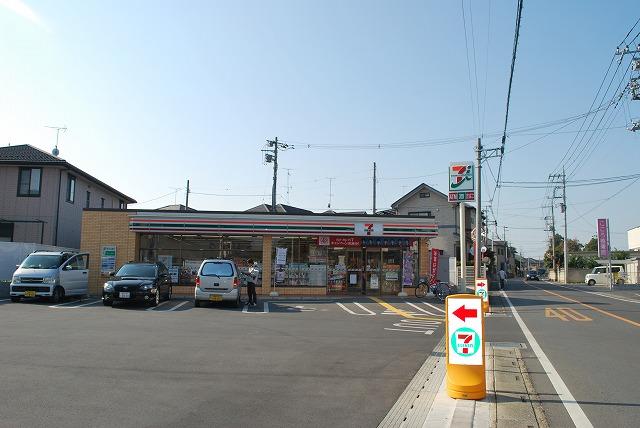 Convenience store. 480m to Seven-Eleven