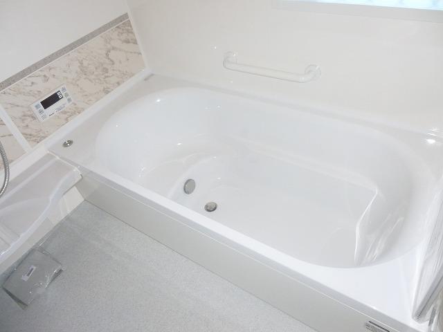 Bathroom. 1 Building Takara seismic bus, Panel is clean Ease bathroom ventilation with dry heating in the "high-quality enamel.". 