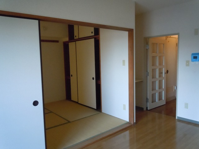 Living and room. Japanese-style room facing the south-west-facing balcony