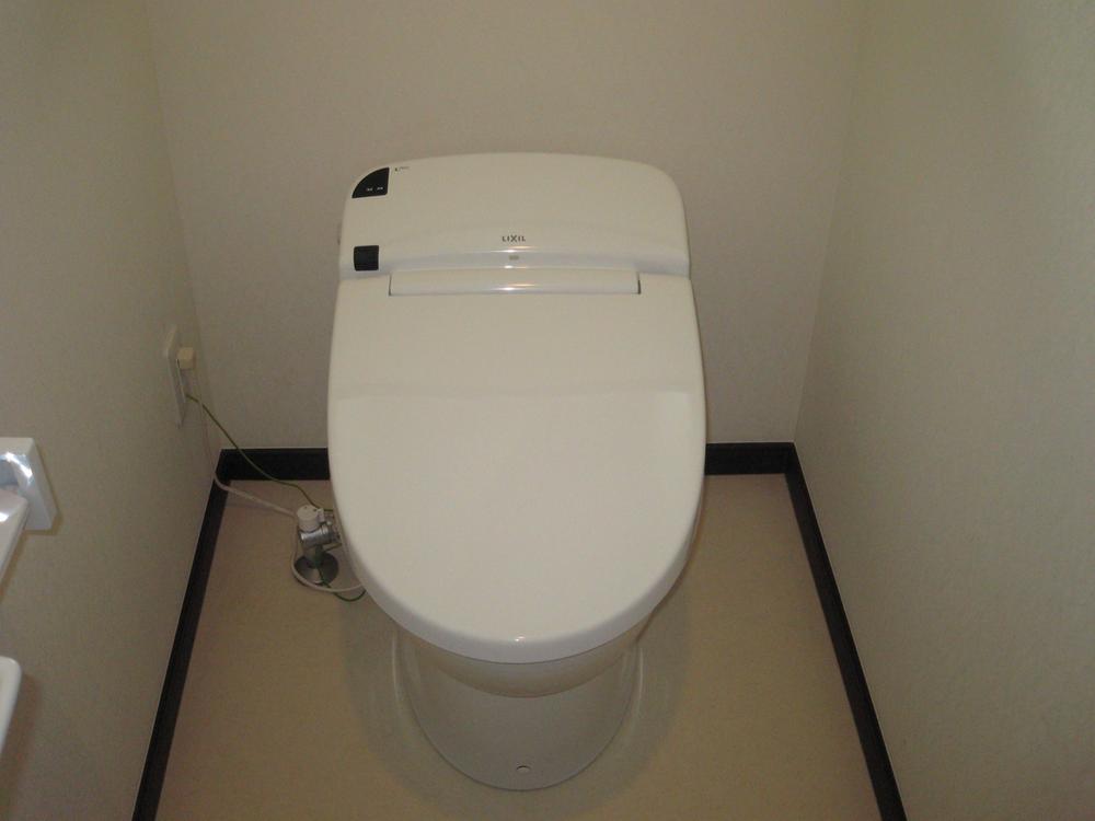 Toilet. All building High-function toilet with auto open and close automatic cleaning function. It is a convenient storage and with automatic handwashing faucet. 