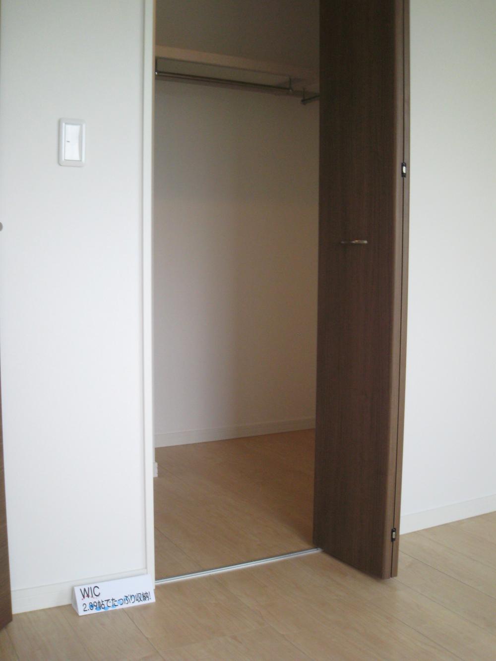 Receipt. (2) Building It is equipped with Maeru walk-in closet in one place, such as in bulky clothes. Storage space is also spacious. 