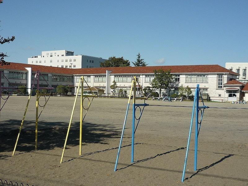 Primary school. Kounosu Municipal blown up to elementary school 690m